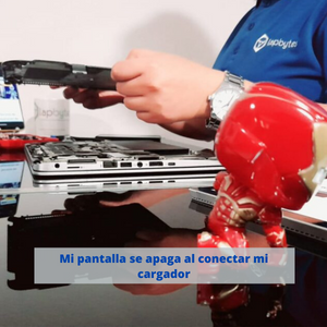 Mi pantalla se apaga al conectar mi cargador